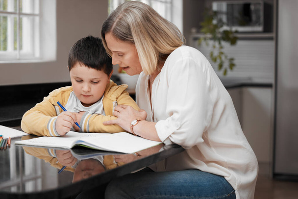 Вам потрібна моя допомога. красива мати допомагає своєму синові з домашнім завданням
 - Фото, зображення