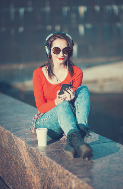 Hermosa chica hipster en gafas de sol escuchando música
  - Foto, Imagen
