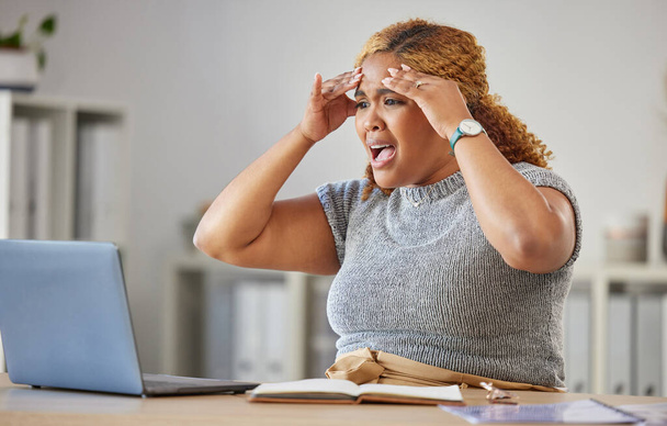 Frustrated, angry, annoyed business woman reading emails on a laptop in a modern office. Young professional worker stressed about a mistake, upset about broken internet connection or pc. - Foto, Imagen