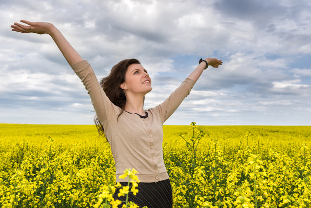 женский портрет в желтом цветочном поле
 - Фото, изображение