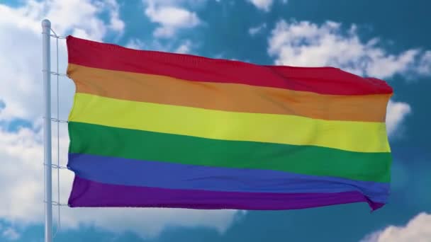 Tęczowa flaga LGBT machająca na błękitne niebo. Flagi dumy LGBT dla gejów, lesbijek, biseksualistów i transseksualistów. - Materiał filmowy, wideo