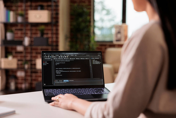 Розробник програмного забезпечення вивчає новий код програми у вікні термінала, використовуючи сервер хмарних програм вдома. Програмування нового інтерфейсу користувача з css html скриптом та розробкою додатків
. - Фото, зображення