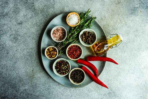 Plate with spices as a cooking concept on concrete table - Foto, Bild