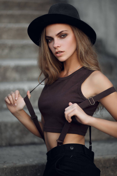 Closeup fashion woman portrait of young pretty trendy girl posing in city - Foto, afbeelding