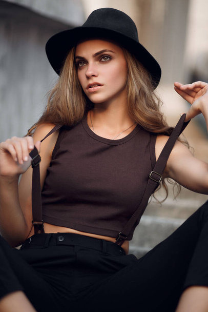 Gyönyörű vonzó, elegáns nő egy kalap a háttérben az utcán. nyári divat stílus trend - Fotó, kép