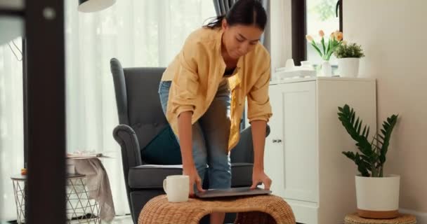 Молода азіатська дівчина або студент університету стоять передній диван крісло покласти комп'ютерний ноутбук на стіл відчувати біль, болить спину від важкої роботи у вітальні вдома. Офісний синдром, концепція балансу життя
. - Кадри, відео