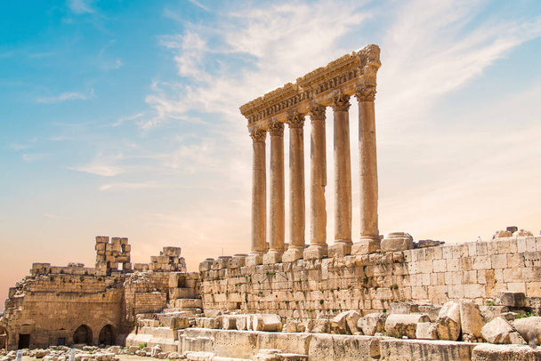 Beautiful view of the Massive columns of the Temple of Jupiter in the ancient city of Baalbek, Lebanon - Foto, Imagen