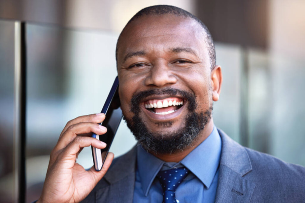 Так, ти досяг найкращого в бізнесі. бізнесмен розмовляє на мобільному телефоні, стоячи надворі
 - Фото, зображення