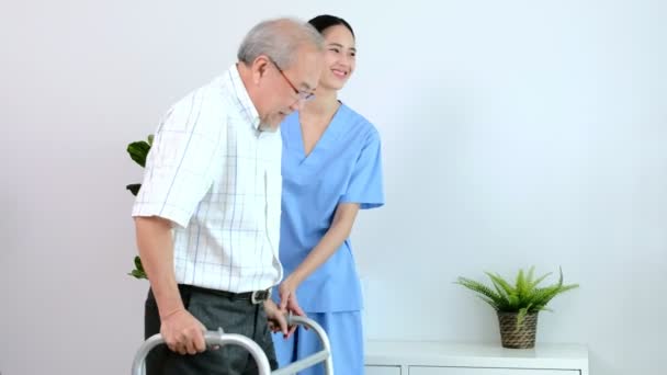Asyalı genç hemşire, yaşlı bir bakıcıya bakmış. Hastası olan bir hemşire emekli bir ev servisine girmeye çalışıyor.. - Video, Çekim