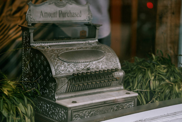 A closeup of an antique cash register. - Foto, Imagen