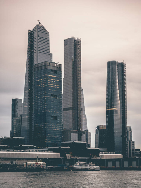 A vertical shot of the New York City skyline with mesmerizing skyscrapers in grey tone palet - Zdjęcie, obraz