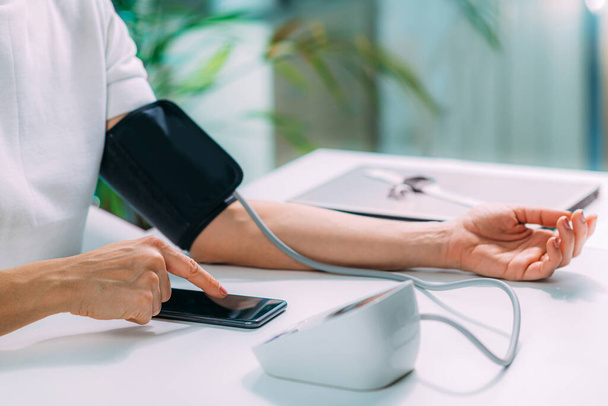 Measuring Blood Pressure, Using Smartphone to Follow Results  - Foto, Imagen
