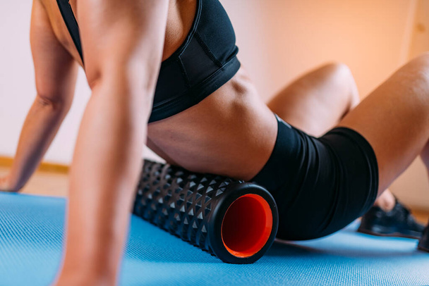 Woman Massaging Lower Back Muscles with Foam Roller at Home - Zdjęcie, obraz