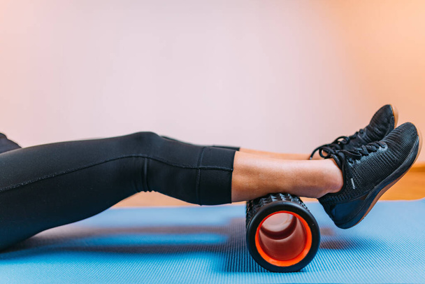 Woman Using Foam Roller at Home for Fascia and Muscle Massage - Valokuva, kuva