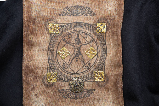Antigo fundo de bruxaria esotérica. Oculmas e paganismo velho símbolo, com runas misteriosas e alfabeto. - Foto, Imagem