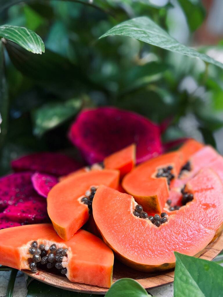 pieces of papaya and dragon fruit in the garden - Foto, afbeelding
