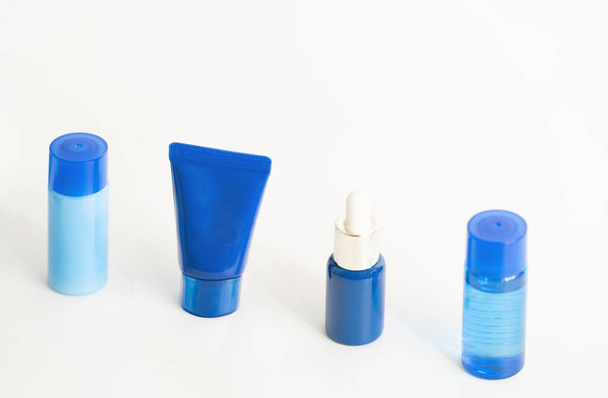 kit de soins de la peau faciale comprennent crème raffineur émulsion régénérateur crème pour les yeux  - Photo, image