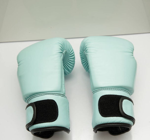 γάντια πυγμαχίας στο πάτωμα κανένας άνθρωπος στον αθλητισμό έννοια εργαλείων - Φωτογραφία, εικόνα