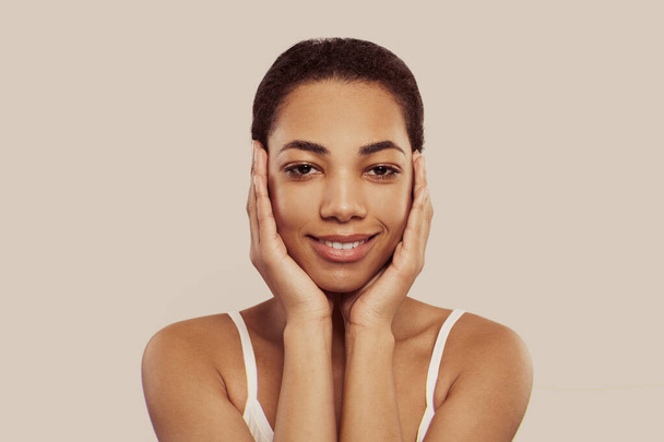 Hautpflege und Gesichtsbehandlung. Frau mit Schönheitsgesicht berührt ihre gesunde Gesichtshaut. - Foto, Bild