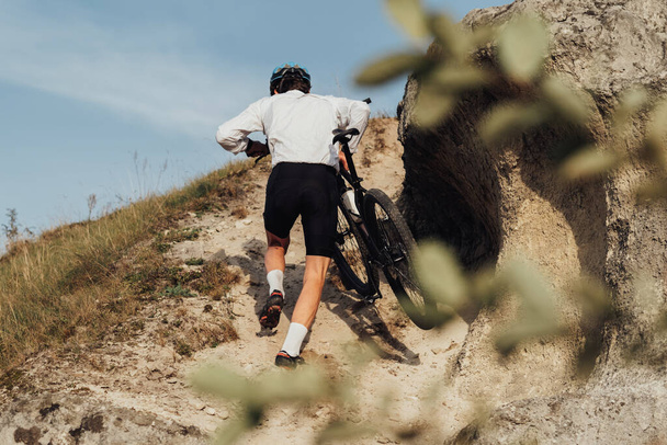 Professional Male Cyclist Carrying His Bike on Top of Hill, Adult Sportsman on Trail - Foto, Imagem