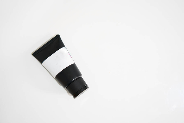 tubo de crema de maqueta cosmética negro en blanco con etiqueta - Foto, imagen