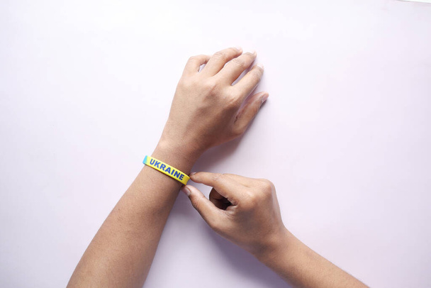 Hand with blue and yellow wristband , colors of flag of Ukraine - Foto, Imagem