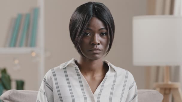 Zdjęcie głowy młoda, nieszczęśliwa, przygnębiona Afroamerykanka, cierpiąca z powodu rasistowskiego portretu, rozczarowana, młoda dziewczyna doświadczająca smutku, patrząca na kamerę w środku. - Materiał filmowy, wideo