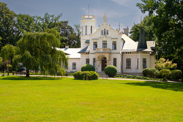 A manor house in a park in the village of Oblegorek, Poland. - Foto, imagen