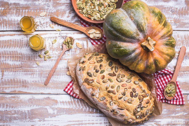 Bread with seeds and pumpkin - Foto, Imagen