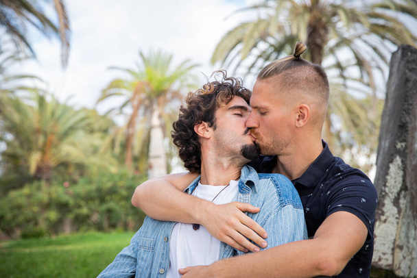 Δύο ερωτευμένα αγόρια φιλιούνται, ζευγάρι του ίδιου φύλου σε μια παθιασμένη στιγμή. - Φωτογραφία, εικόνα