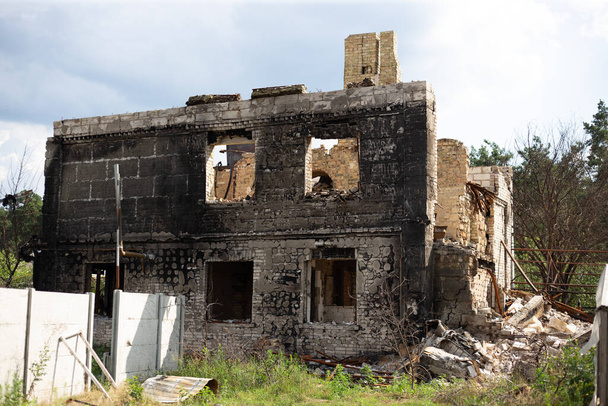 Rusya 'nın Ukrayna' yı işgali sırasında çıkan yangın ve topçu ateşi sonrasında yıkılan evler. - Fotoğraf, Görsel