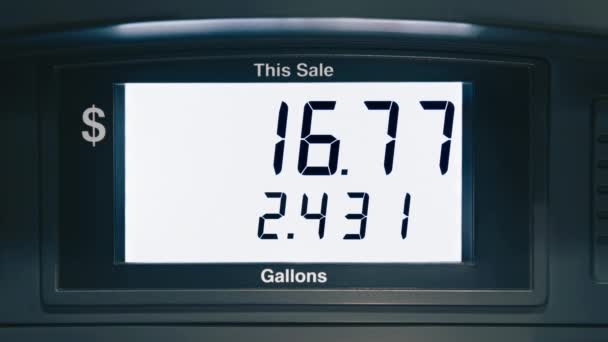 Gas price increase in CALIFORNIA USA Summer 2022. Fuel price rates goes up due to inflation and war in Ukraine. Gas prices reach all time highs at the pump. Digital screen counting to 100 dollars 4K - Filmagem, Vídeo
