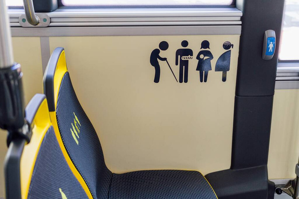 Empty seats on the bus, reserved for the elderly and people with mobility difficulties. - 写真・画像
