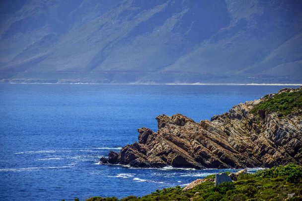 Cape town mountain landscape near Robberg and Pringle bay and Atlantic ocean on Clarence drive or route 44 - Φωτογραφία, εικόνα