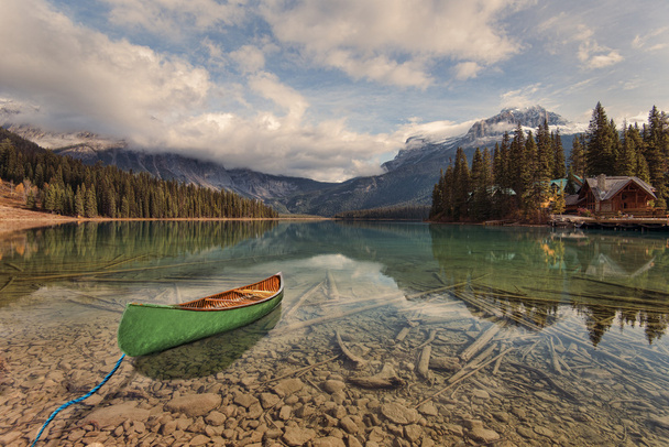 Boat on Emerald Lake - Фото, изображение