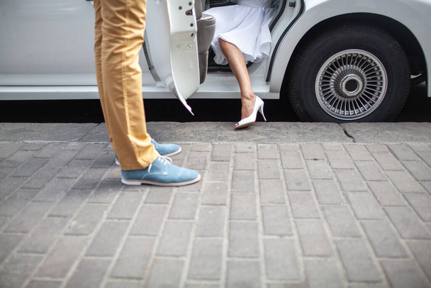 The bride gets out of the car. - Fotoğraf, Görsel
