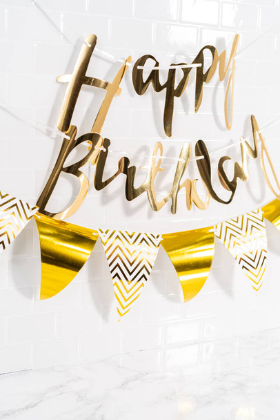 Carta Buon compleanno banner in carta dorata in cucina. - Foto, immagini