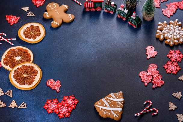 Christmas gingerbread. Delicious gingerbread cookies with honey, ginger and cinnamon - 写真・画像