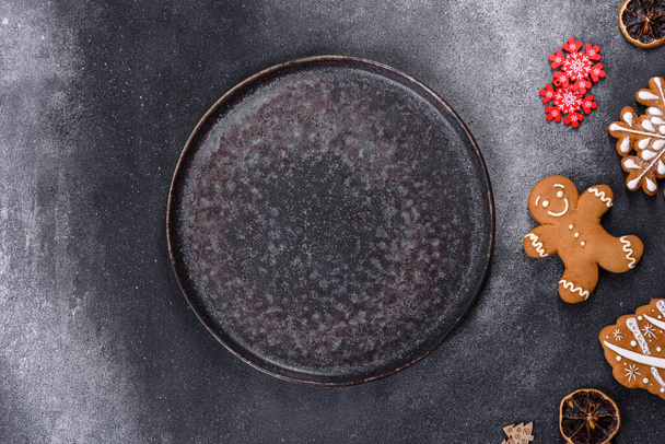 Christmas gingerbread. Delicious gingerbread cookies with honey, ginger and cinnamon - Zdjęcie, obraz