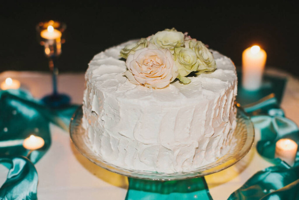 Single tier wedding cake decorated with roses. - Foto, Bild