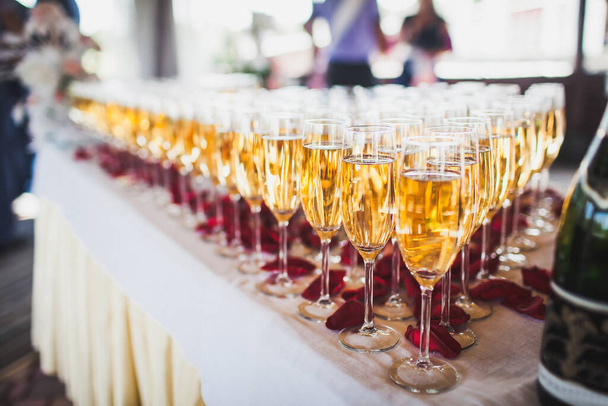 Düğün partisinde şampanya kadehleri.. - Fotoğraf, Görsel