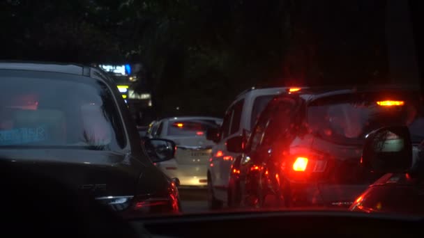 Voertuigen bij het verkeerssignaal in de nacht - Video