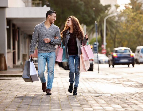 Shopping in the city. Full length shot of an affectionate young couple enjoying a shopping spree in the city - Foto, imagen
