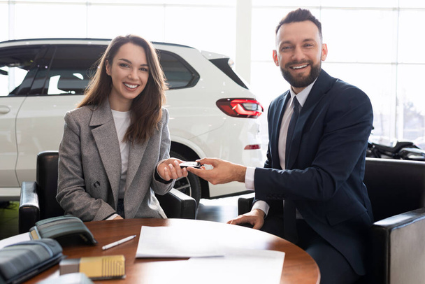 nuova offerta di assicurazione auto presso una concessionaria di auto. - Foto, immagini