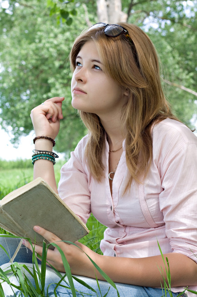 дівчина-підліток читає книгу
 - Фото, зображення