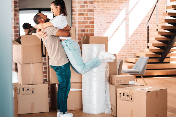 I want our first day here to be special. a couple looking cheerful while moving into their new home - Foto, Bild