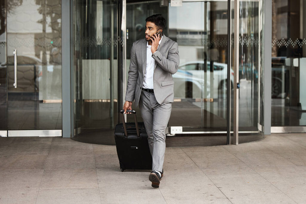 Im leaving the office now. a young businessman on a call in the city - Valokuva, kuva