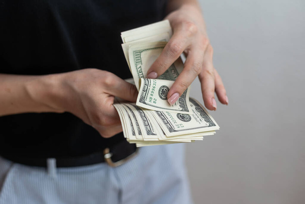 жінка рахує гроші ізольовані на білому тлі
 - Фото, зображення