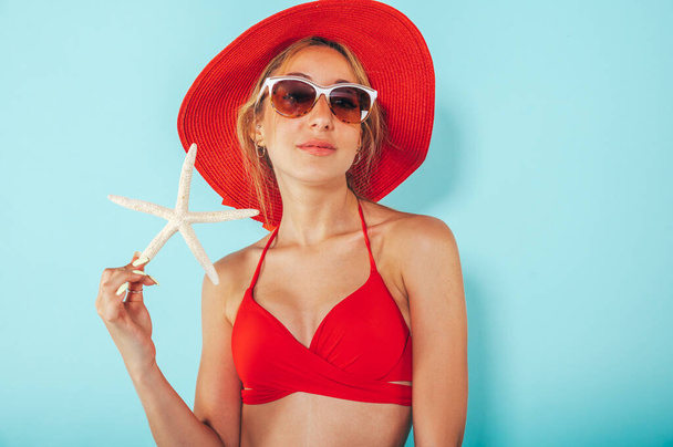 Happy woman ready to the summer with starfish - Foto, Imagen