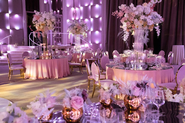 Украшенные сервированные столы для свадебного торжества или другого официального ужина. - Фото, изображение